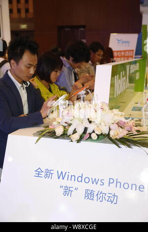 ---- Besucher probieren Sie Nokia X Smartphones mit Windows Phone Betriebssystem während der Global Mobile Internet Conference 2014 (GMIC201 installiert Stockfoto