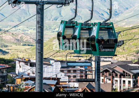 Aspen, USA - Juni 24, 2019: Snowmass Village Stadt in Kolorado Innenstadt mit gratis Skilift sky cab Gondola Stockfoto