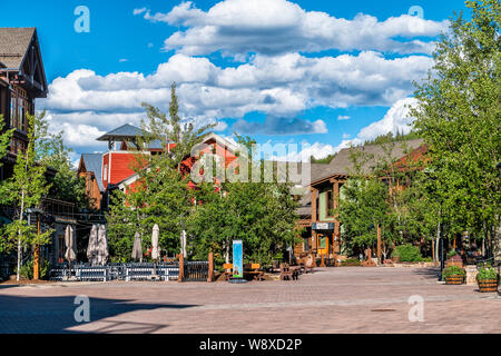 Aspen, USA - Juni 24, 2019: Snowmass Village Town Square in der Stadt in Kolorado Innenstadt mit niemand Stockfoto