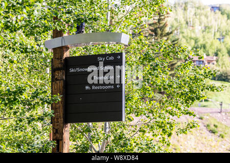 Aspen, USA - Juni 24, 2019: Snowmass Village Stadt in Kolorado Innenstadt mit closeup isolierter Informationen direktionale Zeichen Stockfoto