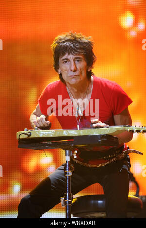 Ronnie Wood der englischen Band The Rolling Stones führt auf dem Konzert ihrer World Tour, 14 auf Feuer, in Shanghai, China, 12. März 2014. Stockfoto