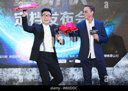 Usa Hollywood action star Jean-Claude Van Damme, rechts, dreht sich ein Taschentuch während einer Pressekonferenz für den Film "Der Pancake Man' in Peking, Stockfoto