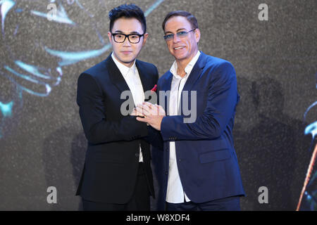 Usa Hollywood action star Jean-Claude Van Damme, Recht, Haltungen während einer Pressekonferenz für den Film "Der Pancake Man' in Peking, China, 25 Novembe Stockfoto