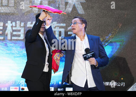 Usa Hollywood action star Jean-Claude Van Damme, rechts, dreht sich ein Taschentuch während einer Pressekonferenz für den Film "Der Pancake Man' in Peking, Stockfoto