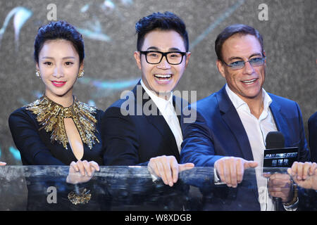 Usa Hollywood action star Jean-Claude Van Damme, rechts, und Darsteller des Films "Der Pancake Man 'pose auf einer Pressekonferenz in Peking, Ch Stockfoto