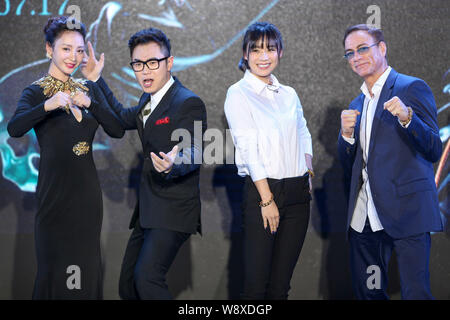Usa Hollywood action star Jean-Claude Van Damme, rechts, und Darsteller des Films "Der Pancake Man 'pose auf einer Pressekonferenz in Peking, Ch Stockfoto