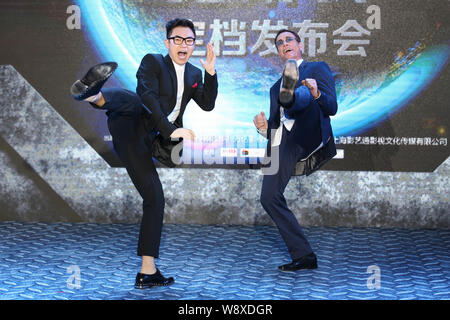 Usa Hollywood action star Jean-Claude Van Damme, Recht, Haltungen während einer Pressekonferenz für den Film "Der Pancake Man' in Peking, China, 25 Novembe Stockfoto