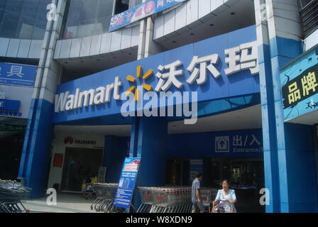 ------ Kunden eingeben oder einen Supermarkt von Wal-Mart in Shenzhen City, South China Guangdong Provinz, 17. September 2014. Wal-Mart Stores Inc. Stockfoto