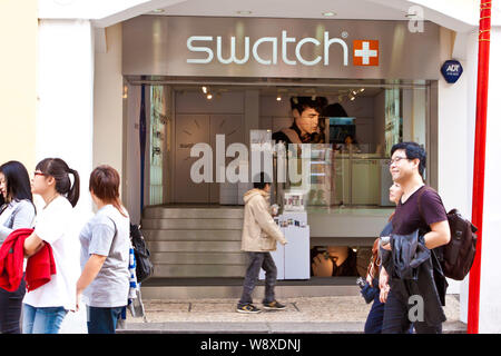 ---- Fußgänger vorbei an eine Swatch Store in Macau, China, 7. Dezember 2011. Swatch Group AG Mittwoch (5. Februar 2014) berichtet besser-als-expe Stockfoto