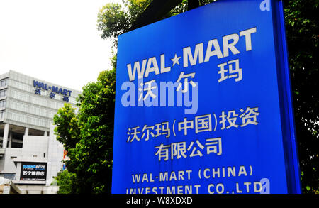 ---- Blick auf ein Schild von Wal-Mart (China) Investment Co., Ltd. in Dongguan City, South China Guangzhou Provinz, 14. Juli 2011. Ein Shenzhen Bra Stockfoto