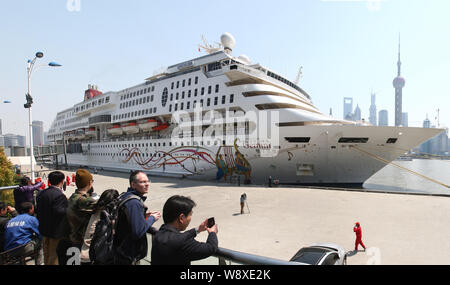 ---- Leute an der Cruise Liner Gemini Blick an der Shanghai Port International Cruise Terminal in Shanghai, China, 7. April 2013. China wird becom Stockfoto