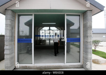 Ein Mann besucht eine der zehn 3D-gedruckten Häuser am Qingpu Park der Shanghai Zhangjiang High-Tech Industrial Development Zone in Shanghai, China, Stockfoto