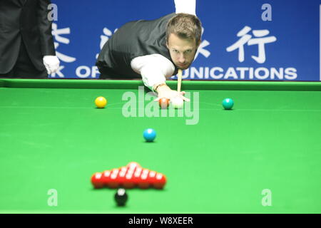 Judd Trump von England spielt einen Schuß gegen Dominic Dale von Wales während der ersten Runde der 2014 World Snooker Shanghai Masters in Shanghai. Stockfoto