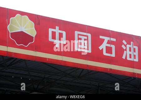 ---- Blick auf eine Tankstelle von PetroChina, eine Tochtergesellschaft der CNPC (China National Petroleum Corporation), in Shanghai, China, 11. September 2014. Pet Stockfoto