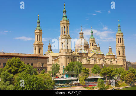 Basilika Unserer Lieben Frau von der Säule durch den Fluss Ebro. Es ist angeblich die erste Kirche an Maria in der Geschichte gewidmet. Stockfoto