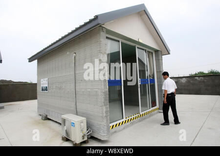 Ein Mann besucht eine der zehn 3D-gedruckten Häuser am Qingpu Park der Shanghai Zhangjiang High-Tech Industrial Development Zone in Shanghai, China, Stockfoto