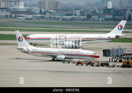 ---- Düsenflugzeuge von China Eastern Airlines sind am Internationalen Flughafen Shanghai Hongqiao in Shanghai, China, 29. Juli 2014 gesehen. China Eastern Stockfoto