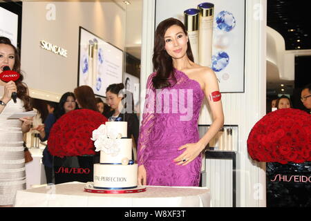 Hong Kong Schauspielerin Michelle Lee stellt bei der Eröffnung einer neuen Filiale von Shiseido in Hongkong, China, 24. Juni 2014. Stockfoto