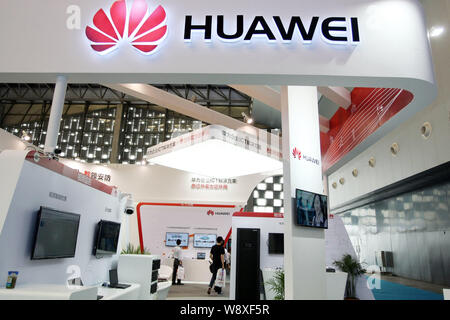 ---- Leute besuchen den Stand der Huawei während einer Ausstellung in Shanghai, China, 28. Juli 2014. Huawei hat ihren Status als weltweit 3r Stockfoto