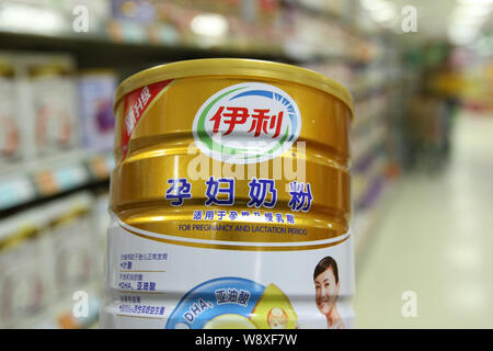 ---- Ein Kunde Geschäfte für eine Dose Yili Milchpulver für Schwangerschaft und Stillzeit in einem Supermarkt in Shanghai, China, 4. Juni 2014. Chinesisch Stockfoto