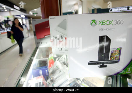 ------ Microsoft XBOX 360 und Sony PS3-Spielkonsolen sind für den Verkauf an eine in einem digitalen Produkte Mall in Shanghai, China, 29. Mai 2014. In JD.com Stockfoto