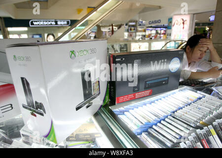 ------ Microsoft XBOX 360 und Nintendo Wii Spielkonsolen sind für den Verkauf an eine in einem digitalen Produkte Mall in Shanghai, China, 29. Mai 2014. JD. co Stockfoto