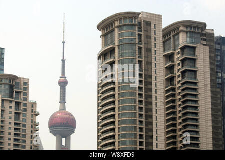Blick auf die Wohnhäuser der Tomson Riviera Wohnprojekt in der Nähe des Oriental Pearl TV Tower in der Lujiazui Finanzviertel in Pudon Stockfoto