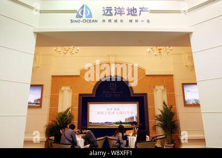 ---- Chinese Eigenheimkäufer besuchen Sie den Stand von Sino-Ocean Land Holdings Ltd. Während einer Immobilien Messe in Shanghai, China, 3. Mai 2014. Als China in Echtzeit Stockfoto
