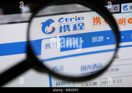 ---- Einen chinesischen Netizen durchsucht die Website des Online Reisebüro Ctrip in Shanghai, China, 23. März 2014. Priceline ¯ s Oktober Änderung der Stockfoto