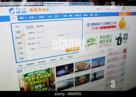 ---- Einen chinesischen Netizen durchsucht die Website des Online Reisebüro Ctrip in Shanghai, China, 23. März 2014. Ctrip.com International Inc., Die Stockfoto