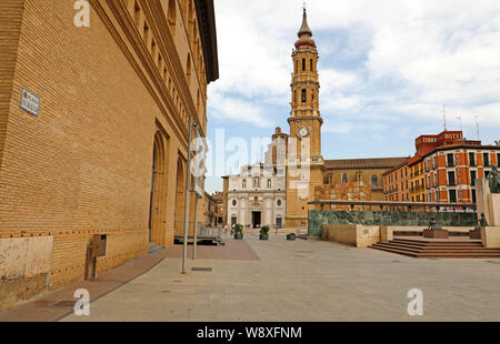 ZARAGOZA, Spanien - 1. JULI 2019: Kathedrale der Retter von Zaragoza an der Plaza del Pilar quadratisch, Spanien Stockfoto