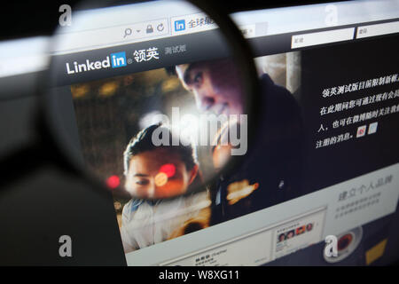 ---- Ein netizen durchsucht die Chinesische Website von professionellen Social Networking Site LinkedIn in Shanghai, China, 25. Februar 2014. Nach einer s Stockfoto