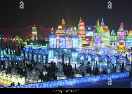 Die Besucher gehen Vergangenheit Eisskulpturen an der 30 Harbin International Eis und Schnee Festival in der Stadt Harbin, Provinz Heilongjiang im Nordosten Chinas, 5 Jan Stockfoto