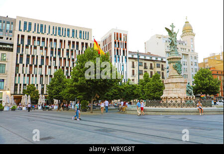 ZARAGOZA, Spanien - 1. JULI 2019: Plaza Espana Square und Paseo de la Independencia Avenue, Zaragoza, Spanien Stockfoto