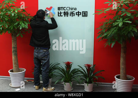 ---- Ein Mitarbeiter im Büro von BTC China, die älteste Bitcoin Austausch in China gesehen, in Shanghai, China, 26. November 2013. Mehr Chinesische ba Stockfoto