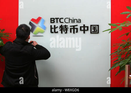 ---- Ein Mitarbeiter im Büro von BTC China, die älteste Bitcoin Austausch in China gesehen, in Shanghai, China, 26. November 2013. Mehr Chinesische ba Stockfoto