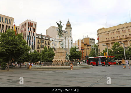 ZARAGOZA, Spanien - 1. JULI 2019: Plaza Espana Square und Paseo de la Independencia Avenue, Zaragoza, Spanien Stockfoto