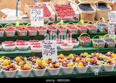 Körbe mit Obst, Beeren, sind für den Verkauf in ein Bauernmarkt auf einem sonnigen Straße im Sommer. Stockfoto