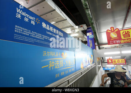 ------ Kunden nehmen eine Rolltreppe zu einem Walmart Supermarkt in Shanghai, China, 19. August 2013. In 2013, China hatte eine geschätzte 270 Millionen e-shopp Stockfoto