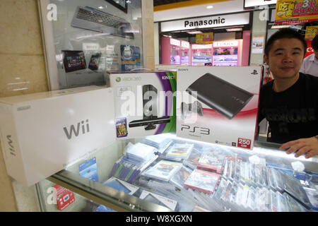 ---- Ein Verkäufer verkauft Sony PS3, Microsoft XBOX 360 und Nintendo Wii Spielkonsolen an einem in einer digitalen Produkte Mall in Shanghai, China, 10. Juli Abschaltdruck Stockfoto