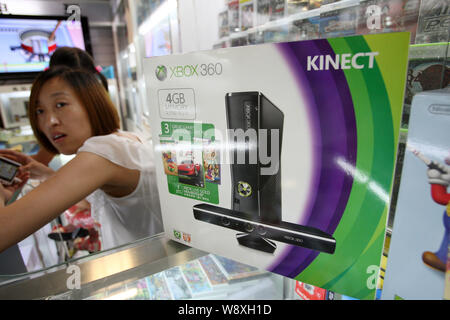 ---- Eine Microsoft XBOX 360 Spielkonsole ist zum Verkauf an einer in einer digitalen Produkte Mall in Shanghai, China, 10. Juli 2013. Nach 13 langen Jahren, C Stockfoto