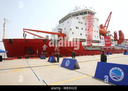 ---- Chinesischen paramilitärischen Polizisten stand Guard in der Nähe des Xue Long (Snow Dragon) Eisbrecher Durchführung chinesische Wissenschaftler nach ihrer 20-nin Stockfoto