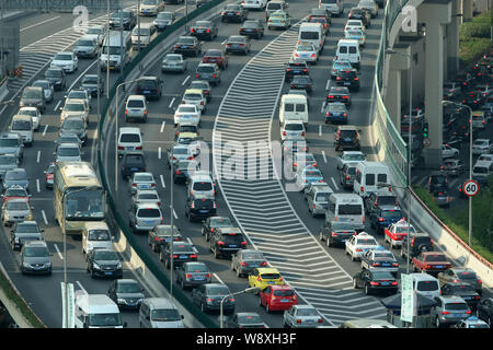 Massen von Fahrzeugen bewegen sich langsam in einen Stau auf der erhöhten Inner Ring Road in Shanghai, China, 28. April 2013. Stockfoto