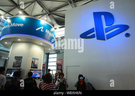 ---- Menschen besuchen den Stand der PlayStation von Sony während des 10. China Digital Entertainment Expo, auch als ChinaJoy 2012, in Shanghai, Kinn bekannt Stockfoto