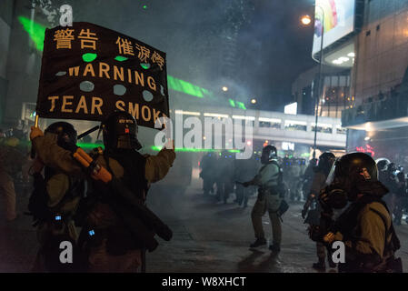 Die bereitschaftspolizei Feuer Gas in der Nähe von Einkaufszentrum und der MTR-Station reißen. Tausende von Anti-Elab die Demonstranten auf das Polizeipräsidium in ihrem Kampf gegen die Regierung von Hongkong marschierten. Die Demonstranten mit der Polizei in verschiedenen Bezirken zusammengestoßen, die zu Dutzenden von Gas Umläufe und Massenverhaftungen reißen. Unter vielen anderen Forderungen, die Demonstranten wollen die vollständige Rücknahme der umstrittenen Auslieferung Rechnung. Stockfoto