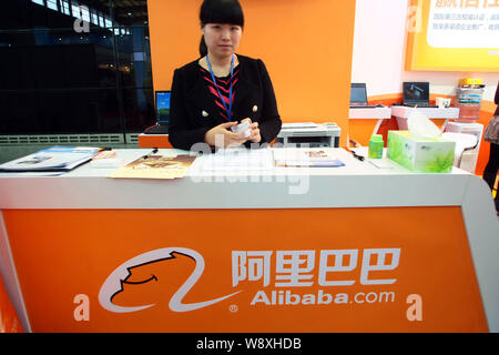 ---- Ein Mitarbeiter ist auf dem Stand von Alibaba.com während einer Messe in Shanghai, China, 1. März 2012 gesehen. Am Montag (16. Juni 2014), Alibaba öffentlich d Stockfoto