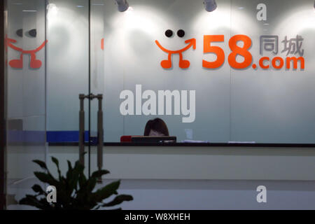 ---- Ein Mitarbeiter an der Rezeption im Büro der eingestuften on-line-Aufstellungsort 58.Com in Shanghai, China, 26. Mai 2011 gesehen. Chinesischen Internet Riesen Stockfoto