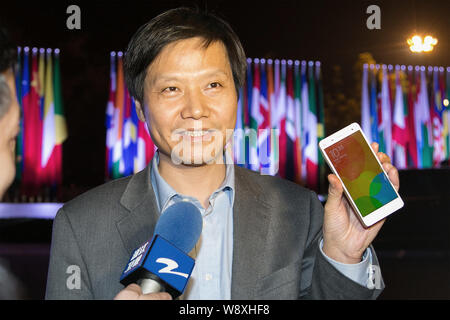 ---- Lei Jun, Vorsitzender und CEO von Xiaomi Technologie und Vorsitzender Kingsoft Corp., wirft mit einem Xiaomi Smartphone während der Ersten Welt Internet Stockfoto