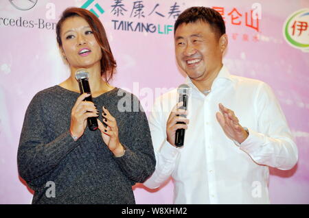 ---- Chinese Tennis star Li Na, Links, und ihr Ehemann Jiang Shan sprechen während einer Pressekonferenz für Ihr neues Buch in Peking, China, 22. Februar 20. Stockfoto