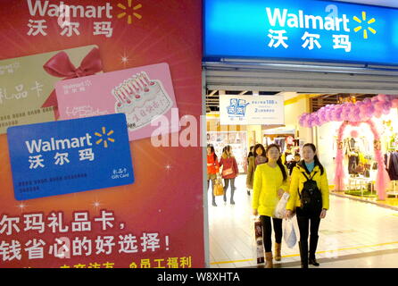 ------ Kunden Einkaufen in einem Supermarkt von Walmart in Kunshan City, Central China Provinz Hubei, 26. November 2014. Wal-Mart Stores Inc. wi Stockfoto